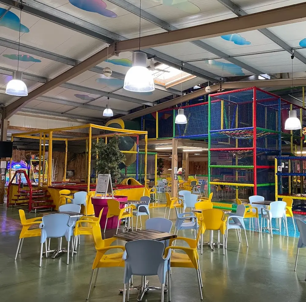 intérieur parc d'attraction pour enfant en dordogne